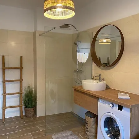 Hillside Apartman *